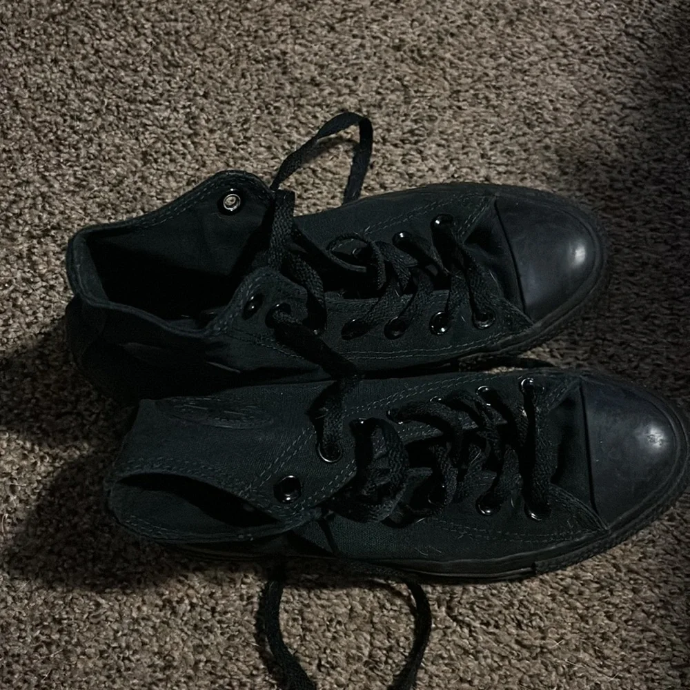 Black Converse Size 7 - Picture 2 of 4